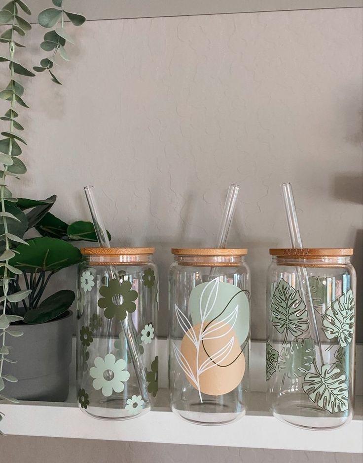 Daisy Pastel Print Glass Jar with Straw & Wooden Lid